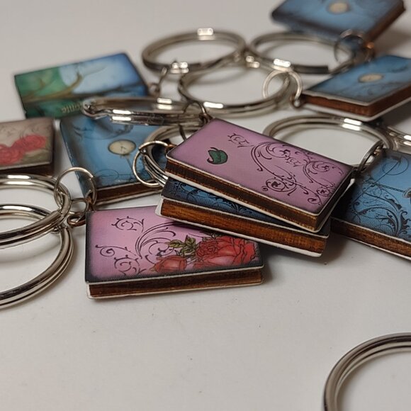 Lot Of 15 Little Faux Book Keychains - Picture 13 of 14